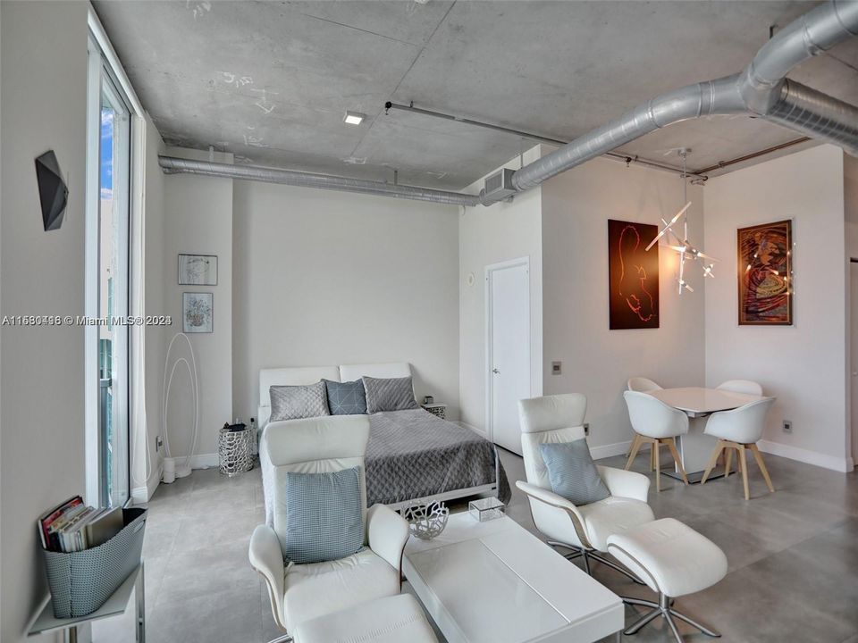For Sale: $465,000 (1 beds, 2 baths, 816 Square Feet)