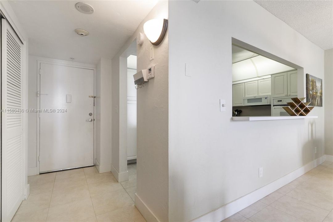 Active With Contract: $2,400 (2 beds, 1 baths, 1005 Square Feet)