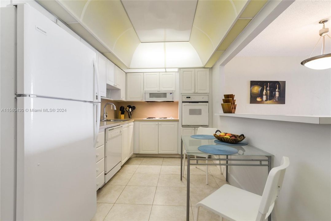 Active With Contract: $2,400 (2 beds, 1 baths, 1005 Square Feet)