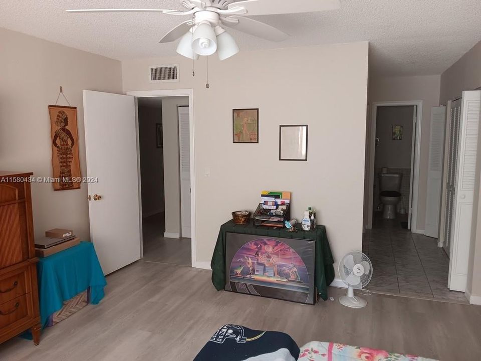 For Sale: $99,000 (1 beds, 1 baths, 928 Square Feet)
