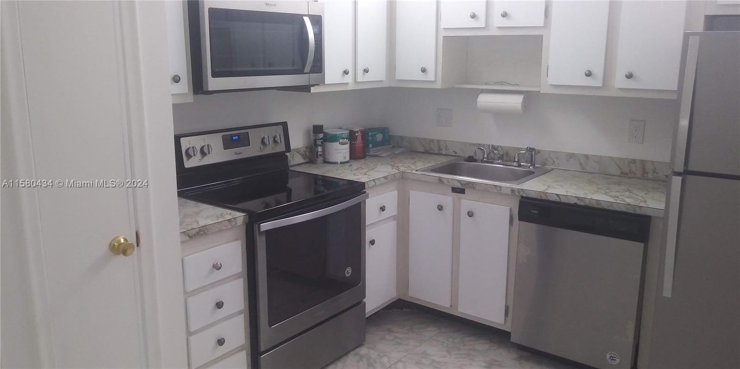 For Sale: $99,000 (1 beds, 1 baths, 928 Square Feet)