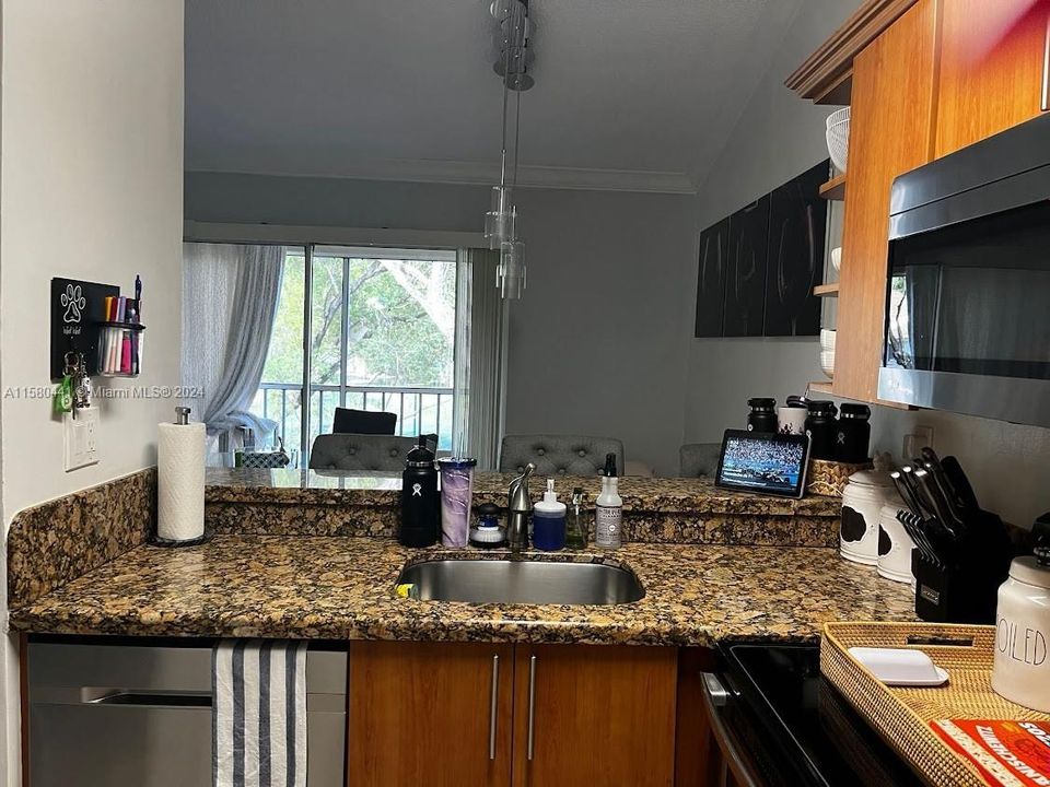 Active With Contract: $1,850 (1 beds, 1 baths, 862 Square Feet)