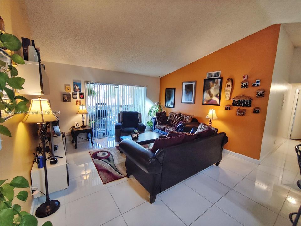 For Sale: $299,900 (3 beds, 2 baths, 1381 Square Feet)