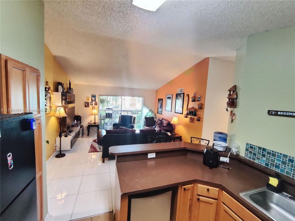 For Sale: $299,900 (3 beds, 2 baths, 1381 Square Feet)