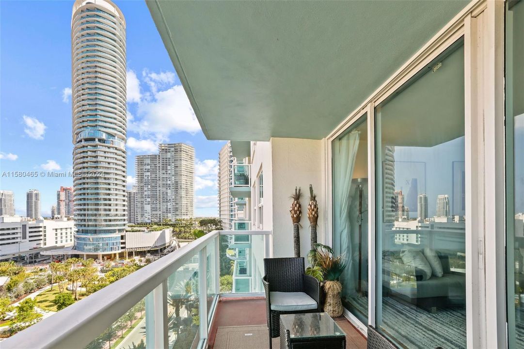 For Sale: $845,000 (2 beds, 2 baths, 1078 Square Feet)