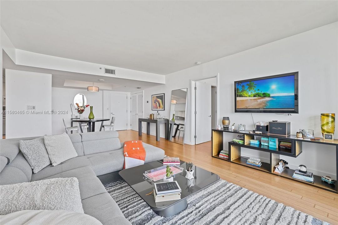 For Sale: $845,000 (2 beds, 2 baths, 1078 Square Feet)