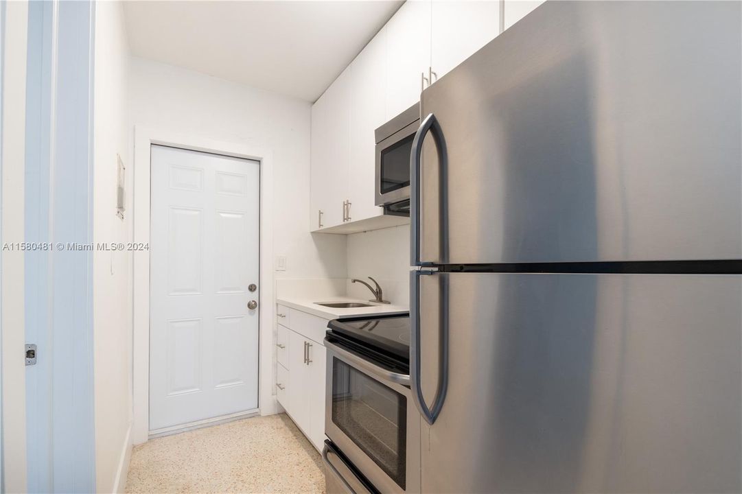 Active With Contract: $1,600 (0 beds, 1 baths, 300 Square Feet)