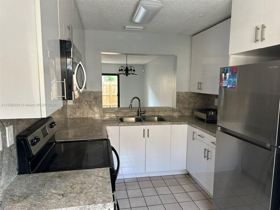 For Rent: $2,400 (2 beds, 2 baths, 1113 Square Feet)