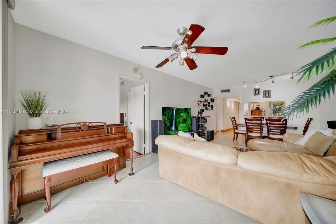 For Sale: $359,953 (2 beds, 2 baths, 1271 Square Feet)