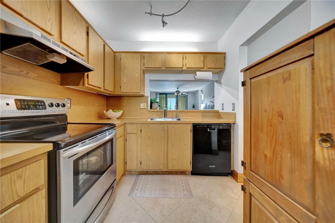For Sale: $359,953 (2 beds, 2 baths, 1271 Square Feet)