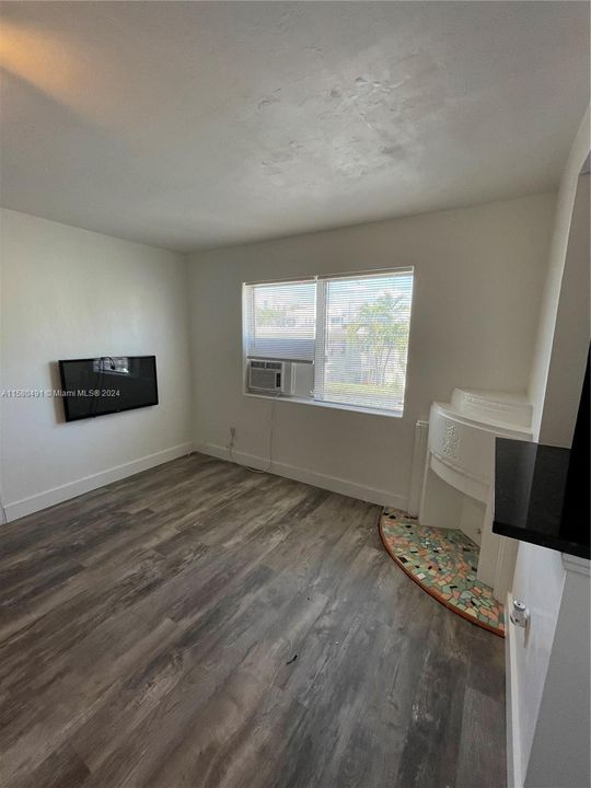 For Sale: $230,000 (1 beds, 1 baths, 411 Square Feet)