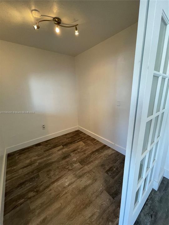 For Sale: $230,000 (1 beds, 1 baths, 411 Square Feet)