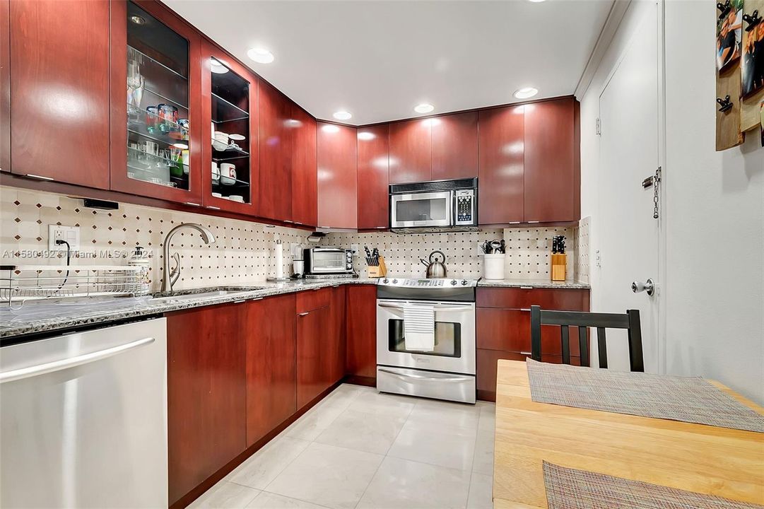 For Sale: $419,000 (1 beds, 1 baths, 950 Square Feet)