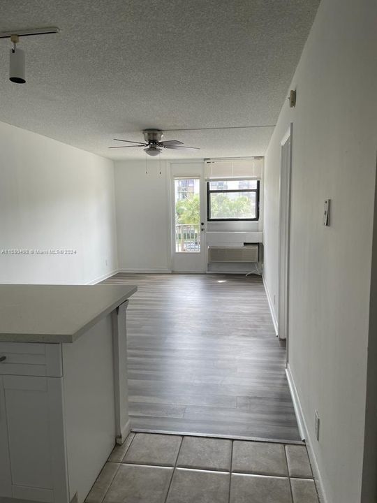 For Sale: $194,900 (1 beds, 1 baths, 619 Square Feet)