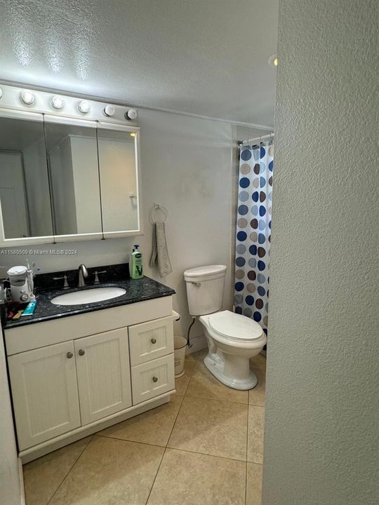 For Sale: $315,000 (1 beds, 1 baths, 886 Square Feet)