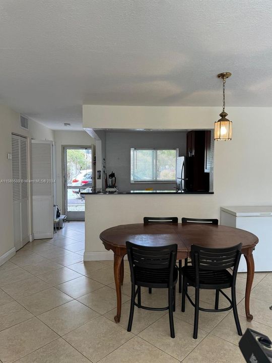 For Sale: $315,000 (1 beds, 1 baths, 886 Square Feet)