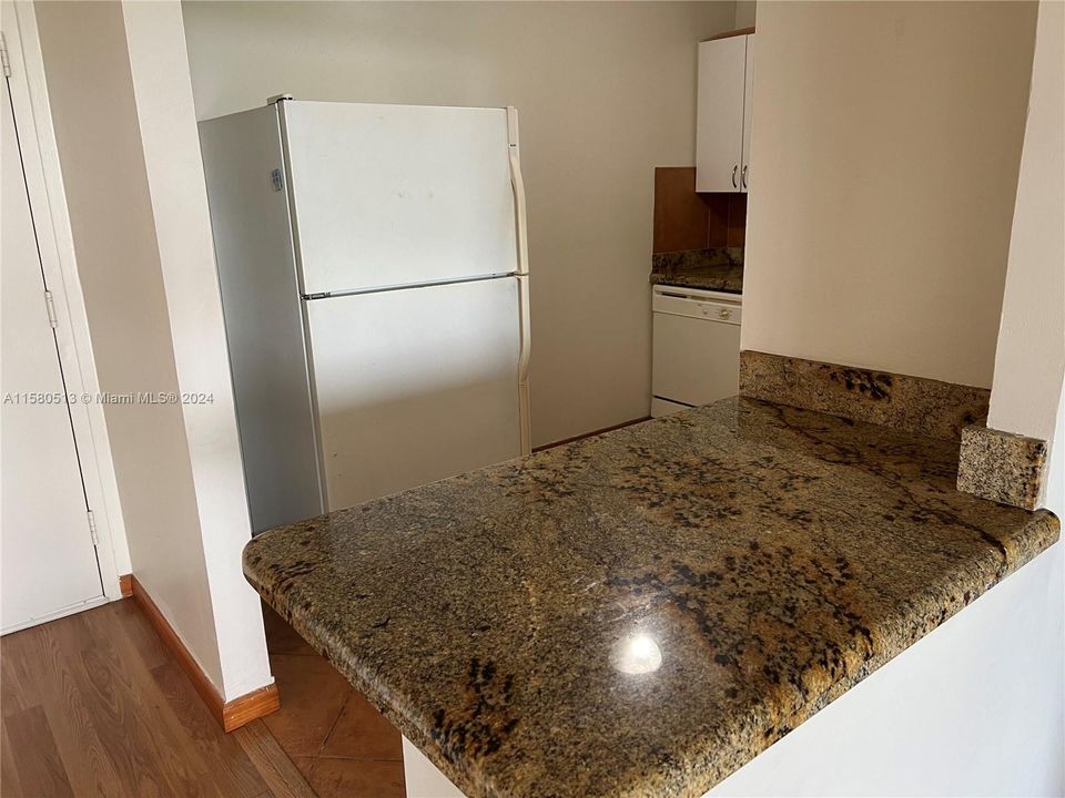 For Rent: $2,300 (1 beds, 2 baths, 996 Square Feet)