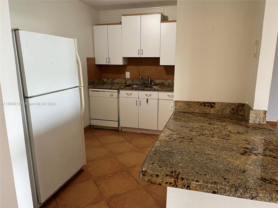 For Rent: $2,300 (1 beds, 2 baths, 996 Square Feet)