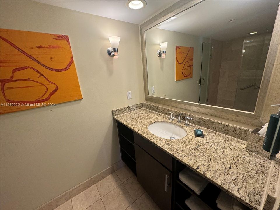 For Sale: $235,000 (1 beds, 1 baths, 643 Square Feet)