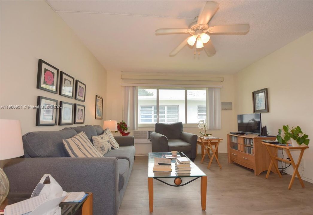 For Sale: $253,000 (2 beds, 1 baths, 880 Square Feet)