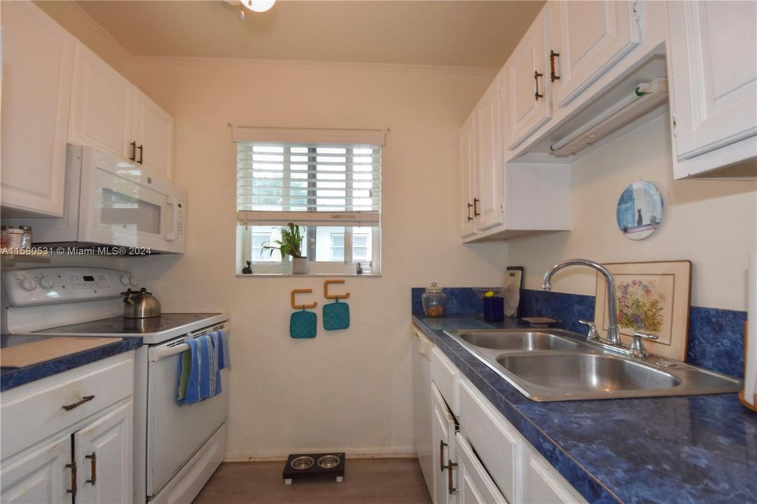For Sale: $253,000 (2 beds, 1 baths, 880 Square Feet)