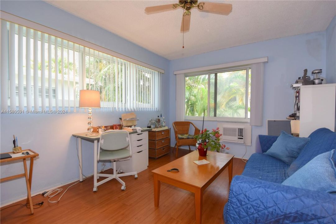 For Sale: $253,000 (2 beds, 1 baths, 880 Square Feet)