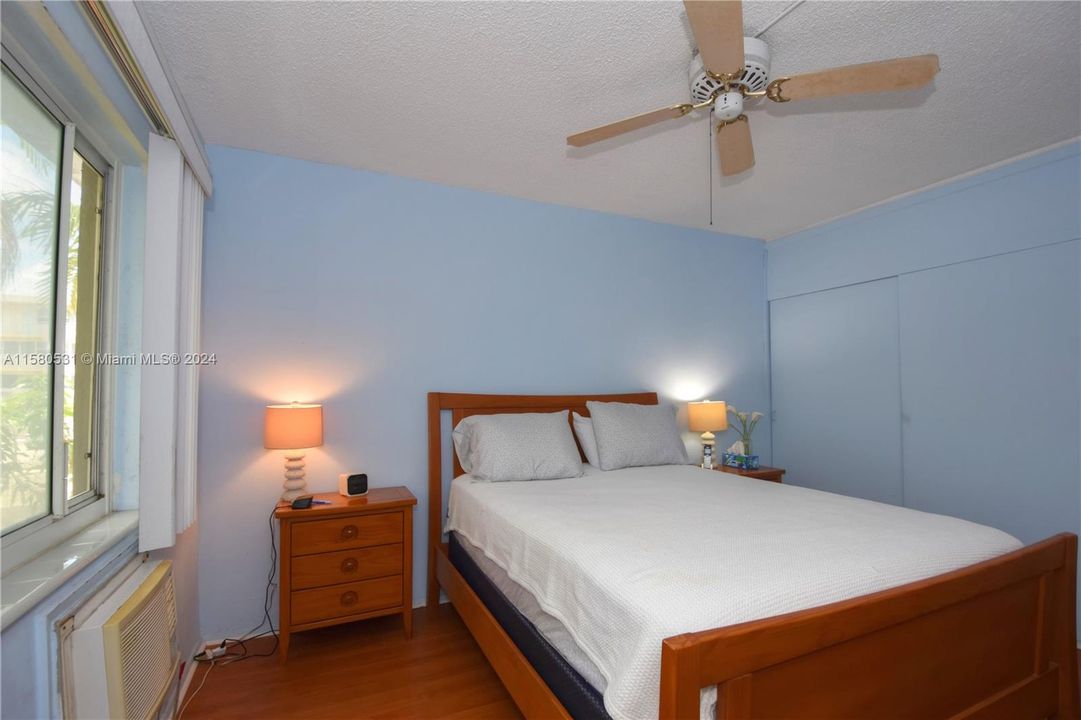 For Sale: $253,000 (2 beds, 1 baths, 880 Square Feet)