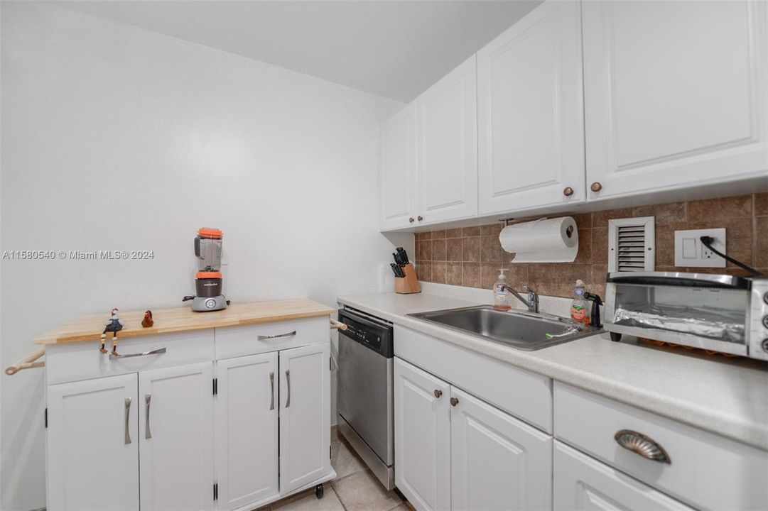 For Sale: $300,000 (1 beds, 1 baths, 940 Square Feet)