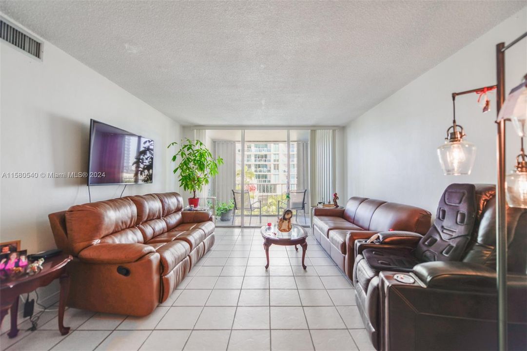 For Sale: $300,000 (1 beds, 1 baths, 940 Square Feet)