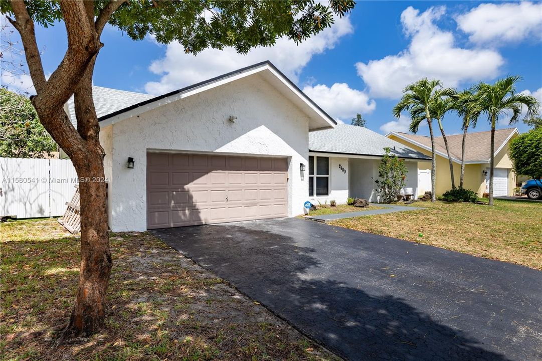 Active With Contract: $3,950 (3 beds, 2 baths, 1791 Square Feet)