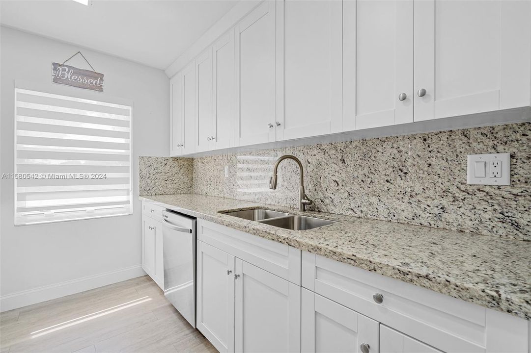 Active With Contract: $438,500 (2 beds, 1 baths, 835 Square Feet)