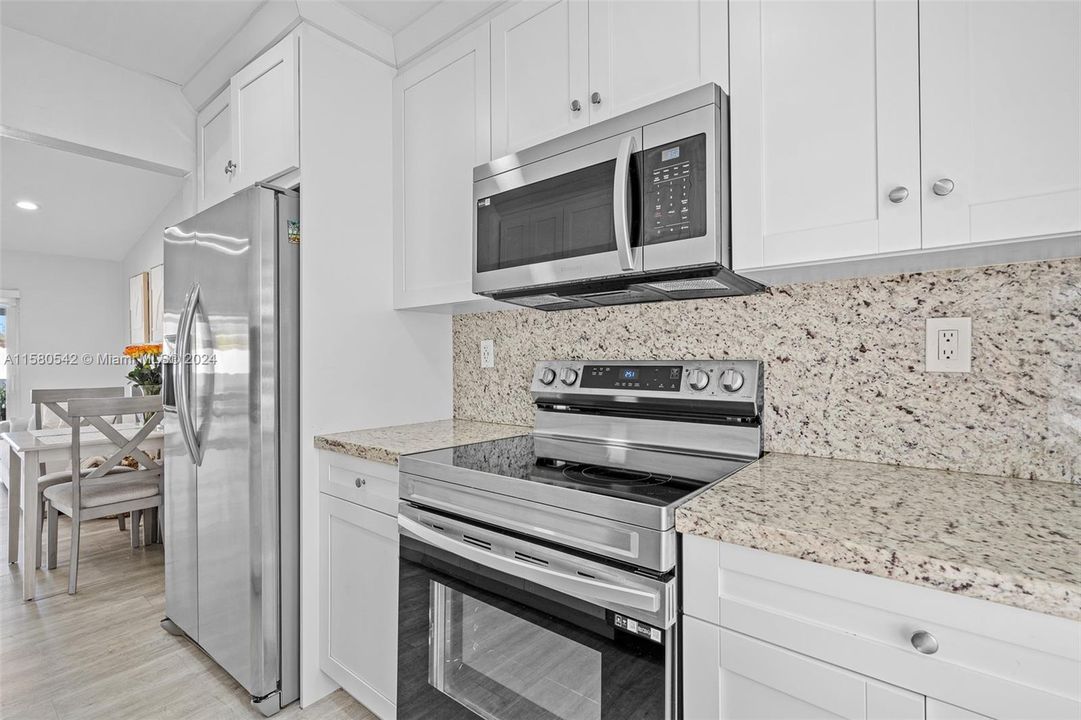 Active With Contract: $438,500 (2 beds, 1 baths, 835 Square Feet)