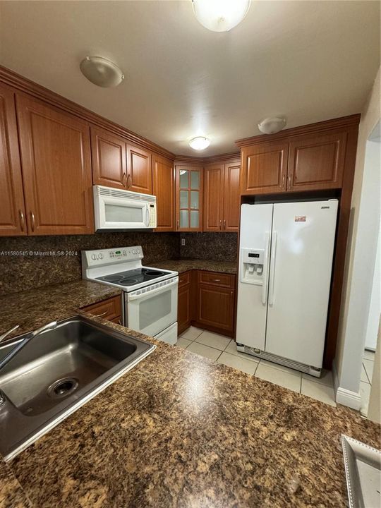 For Rent: $1,900 (1 beds, 1 baths, 777 Square Feet)