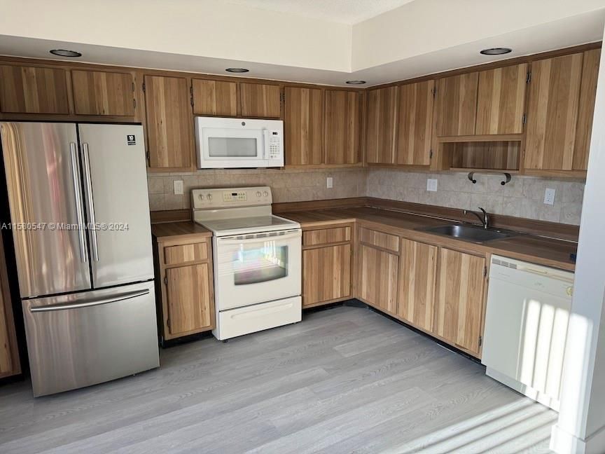 Active With Contract: $2,550 (3 beds, 2 baths, 1099 Square Feet)