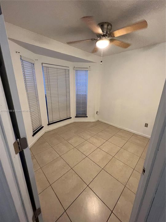 For Sale: $225,000 (1 beds, 1 baths, 950 Square Feet)
