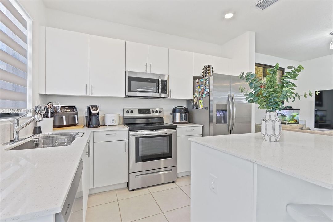 For Sale: $440,000 (3 beds, 3 baths, 1328 Square Feet)