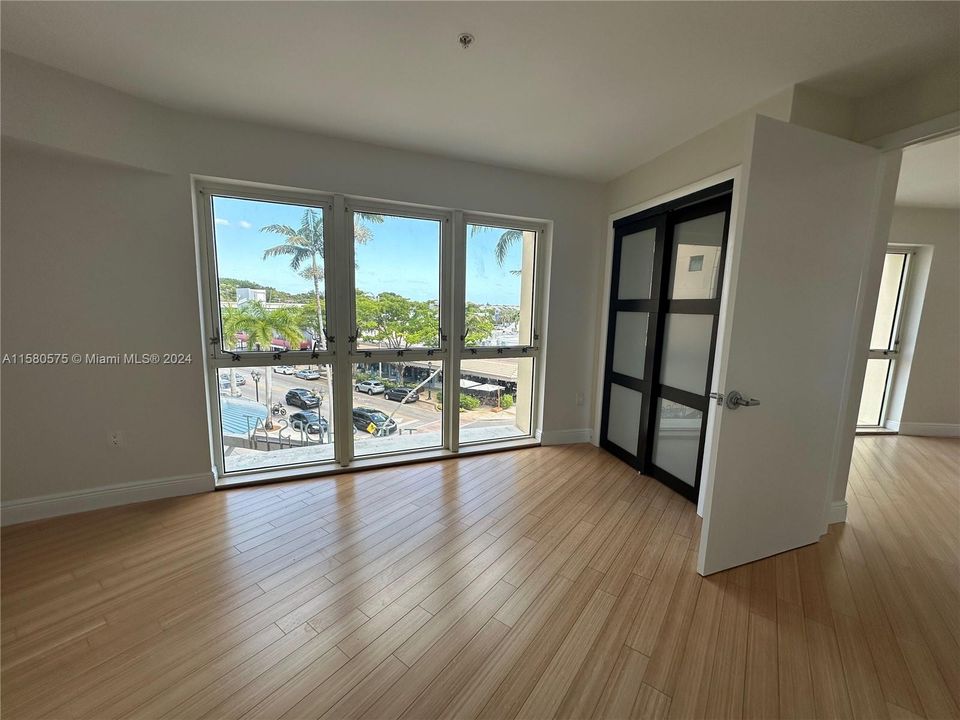 Active With Contract: $1,650 (1 beds, 1 baths, 615 Square Feet)