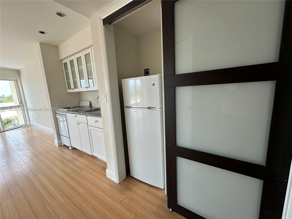 Active With Contract: $1,650 (1 beds, 1 baths, 615 Square Feet)
