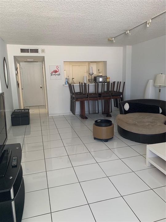 For Rent: $2,250 (1 beds, 1 baths, 875 Square Feet)