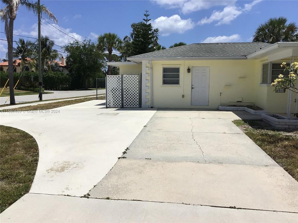 Active With Contract: $765,000 (2 beds, 3 baths, 1969 Square Feet)