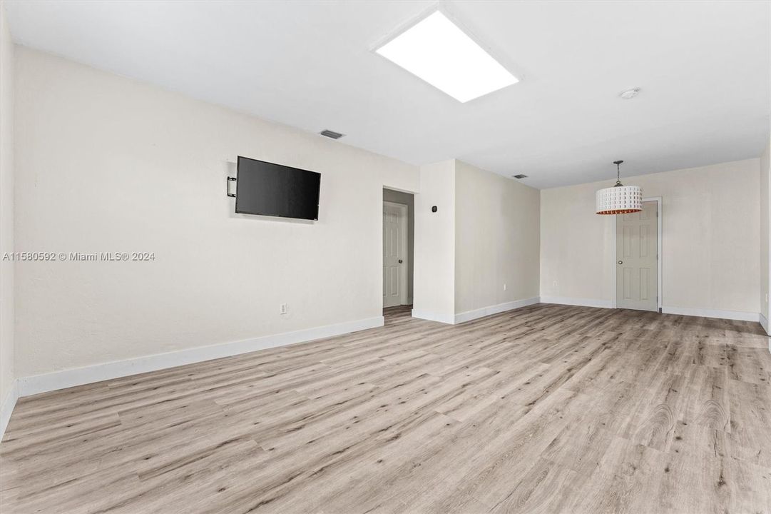 Active With Contract: $2,900 (3 beds, 1 baths, 1662 Square Feet)