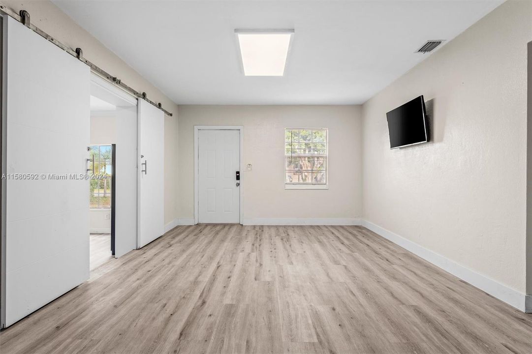 Active With Contract: $2,900 (3 beds, 1 baths, 1662 Square Feet)