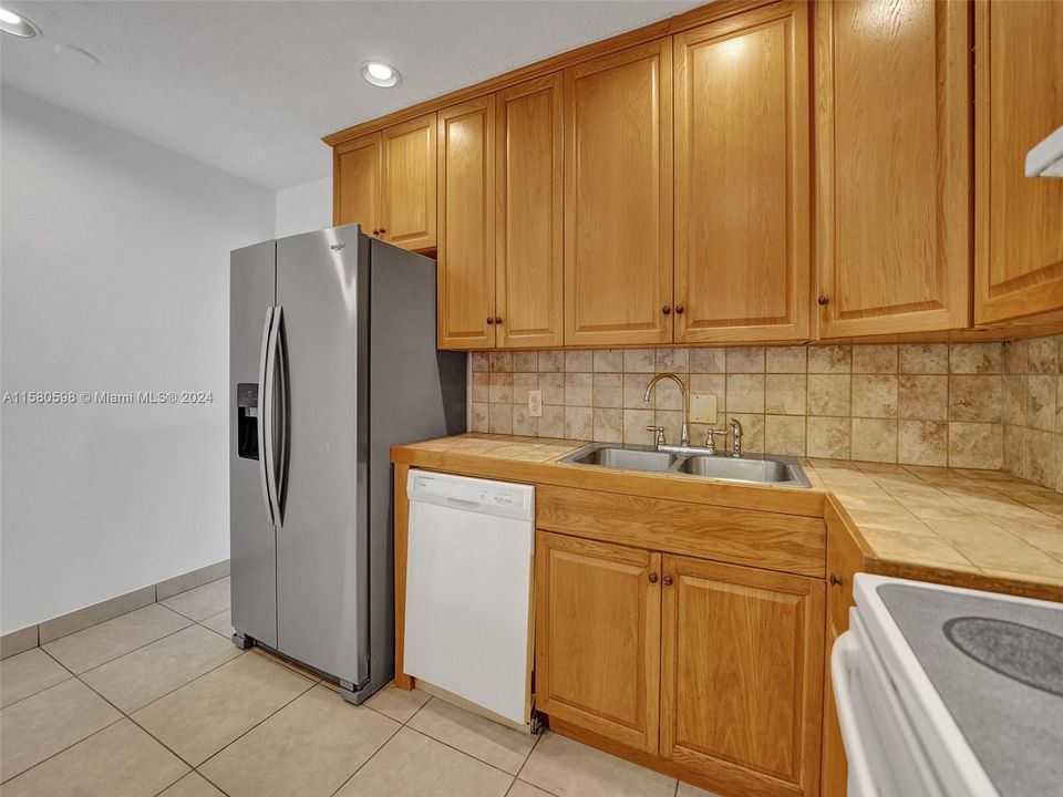 Recently Rented: $2,600 (3 beds, 2 baths, 1241 Square Feet)