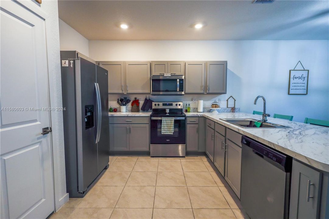 For Rent: $2,800 (3 beds, 2 baths, 1542 Square Feet)