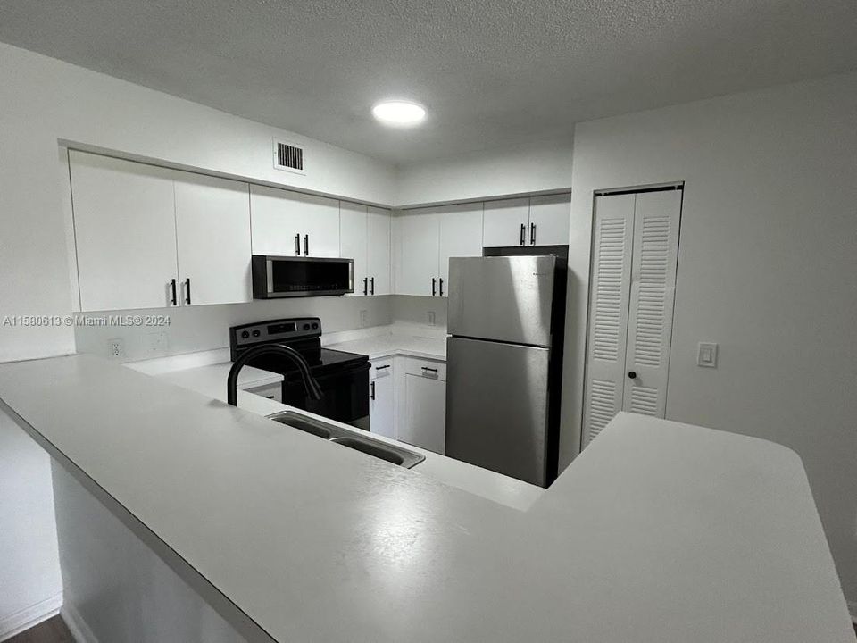 Active With Contract: $2,500 (2 beds, 2 baths, 983 Square Feet)