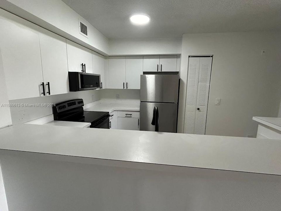 Active With Contract: $2,500 (2 beds, 2 baths, 983 Square Feet)