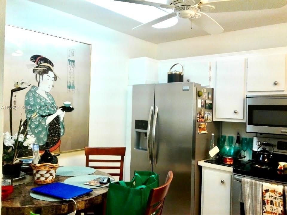 For Sale: $229,000 (1 beds, 1 baths, 924 Square Feet)