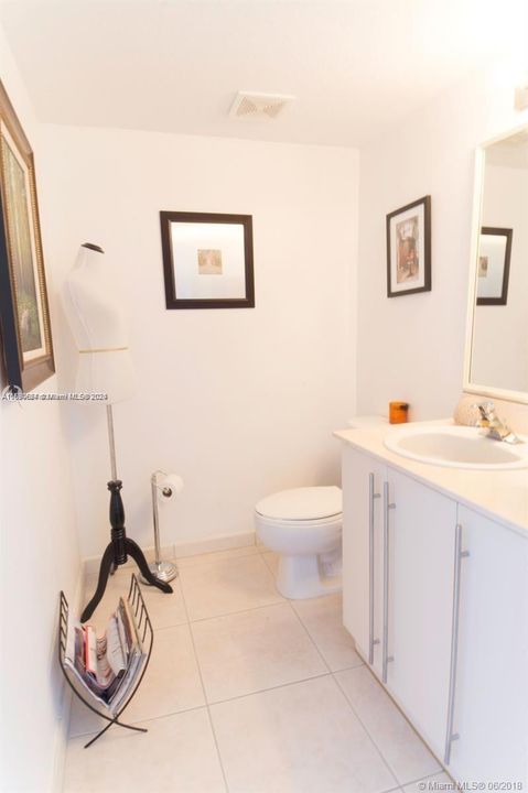 Active With Contract: $2,500 (1 beds, 1 baths, 857 Square Feet)