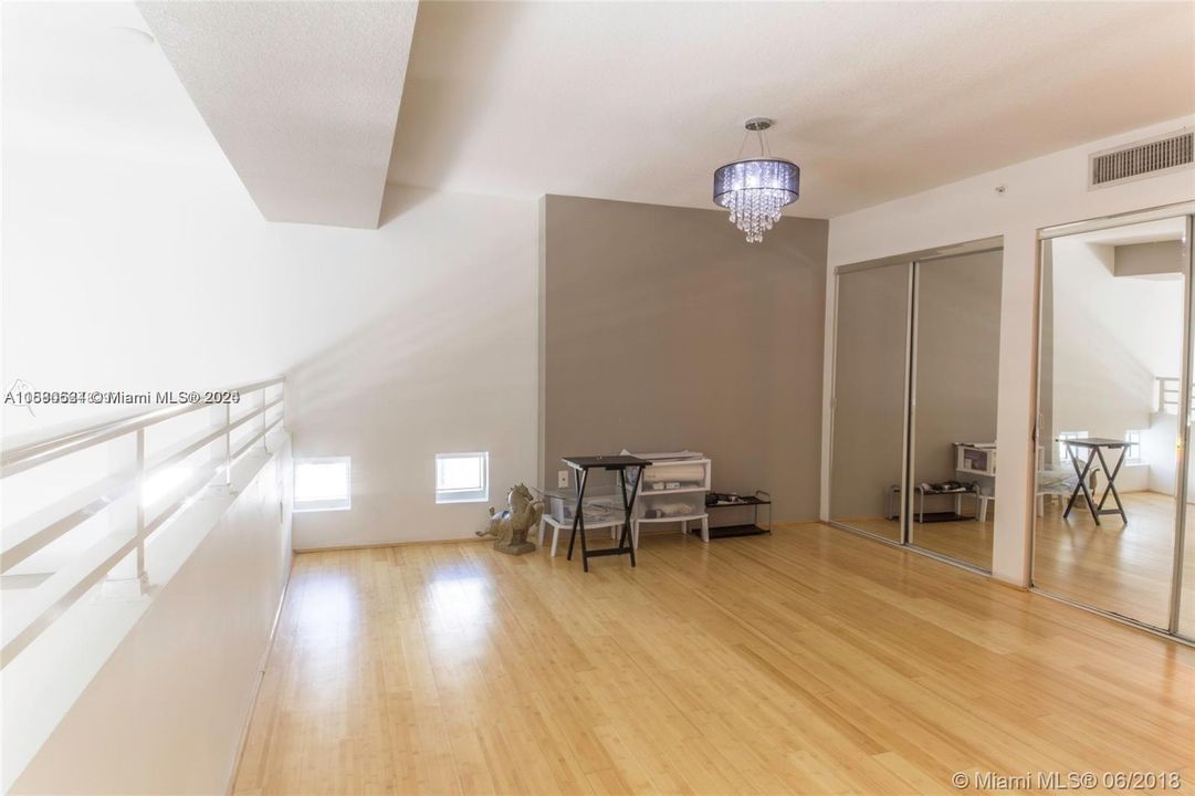 Active With Contract: $2,500 (1 beds, 1 baths, 857 Square Feet)