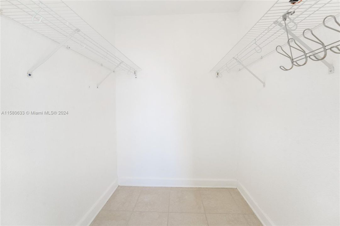 Active With Contract: $2,700 (2 beds, 2 baths, 1287 Square Feet)